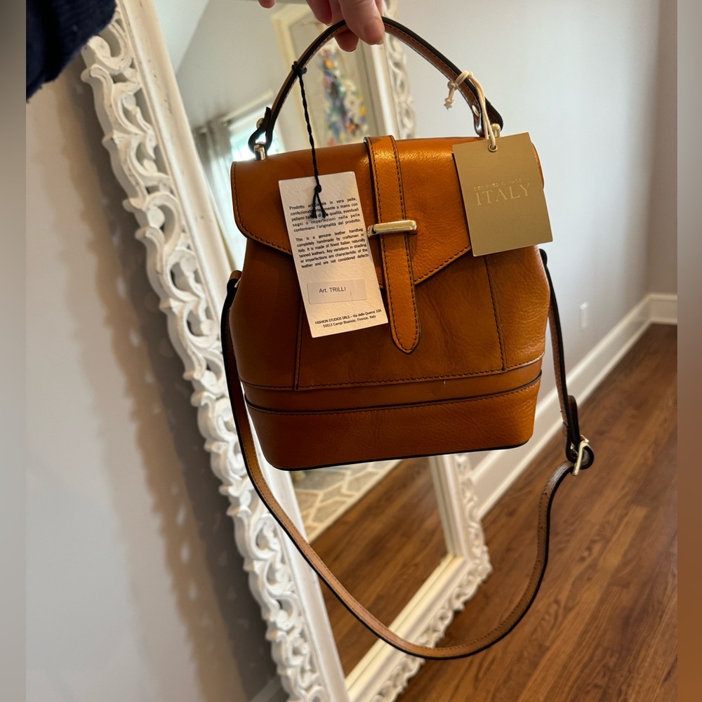 NWT leather “backpack” / tote bag by Divina Firenze. Camel colored leather. - Picture 5 of 5
